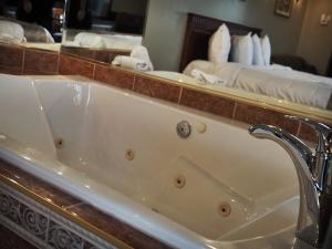Un baño de Hotel and Suites Les Laurentides 37 fotos más