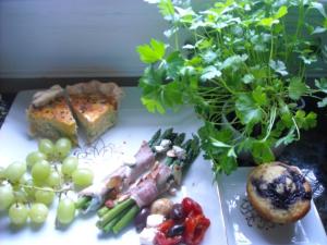 un plato de comida con uvas y otros alimentos en una mesa en King George Inn, en Roanoke