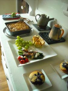 une table recouverte de assiettes alimentaires et d'une assiette de fruits dans l'établissement King George Inn, à Roanoke