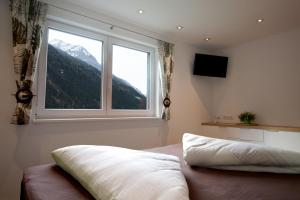 カップルにあるApart Thurnerのベッドルーム1室(山の景色を望む大きな窓付)