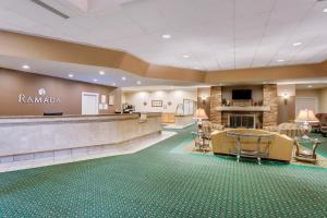 eine Hotellobby mit Friseursalon in der Unterkunft Ramada by Wyndham Provo in Provo + 47 Fotos