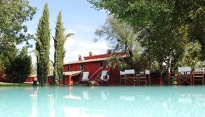 Bazén v ubytovaní Residenza Torre Acquatino alebo v jeho blízkosti