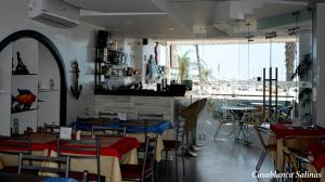 מסעדה או מקום אחר לאכול בו ב-Hotel Casablanca Salinas