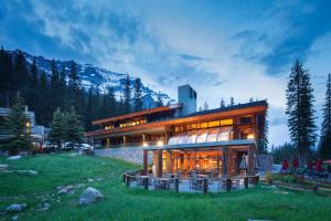 ein Haus mitten auf einem Feld in der Unterkunft Moraine Lake Lodge in Lake Louise