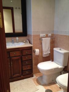ロンダにあるTu hogar en Ronda, la Ciudad Soñadaのバスルーム(トイレ、洗面台、鏡付)