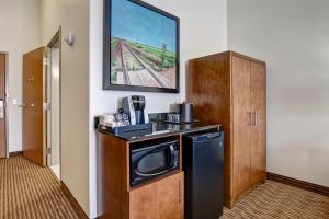a kitchen with a washer and dryer in a hotel room at Canalta Selkirk in Selkirk