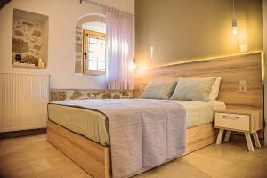 een slaapkamer met een groot bed en een raam bij Villa Kapela in Sívas