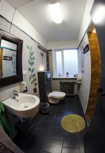 uma casa de banho com um lavatório, um WC e um espelho. em Selfoss Hostel em Selfoss