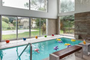 Hồ bơi trong/gần Altué Apart Hotel