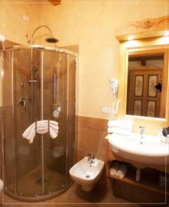 Koupelna v ubytování Garnì Astoria Hotel & SPA