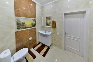 een badkamer met toilet en wastafel bij Apartment Lux 177 A, ЭКСПО, Mega Silky Way in Astana +26 foto's