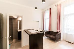 ブダペストにあるMickey's Flat close to Budapest WHALEのデスクと椅子が備わる客室です。