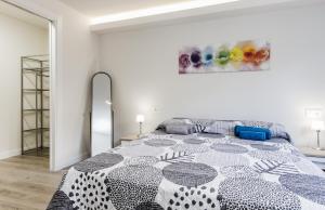 - une chambre blanche avec un lit noir et blanc dans l'établissement Apartamento Buen Camino, à Pampelune