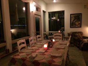 Black Bear Inn في كيتشيكان: غرفة طعام مع طاولة مع الشموع عليها