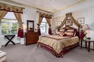 布罗克维尔Noble Suites的带床、梳妆台和窗户的卧室