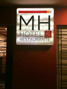 un panneau indiquant un restaurant d'hôtel sur un mur dans l'établissement Hotel MH, à Chignahuapan