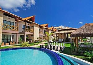 Bangalô com área de lazer estilo resort في كابيديلو: مسبح امام الفيلا