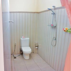 ein Bad mit einem WC und einer Dusche in der Unterkunft Deva Devi Beach Inn Luxury in Nusa Penida
