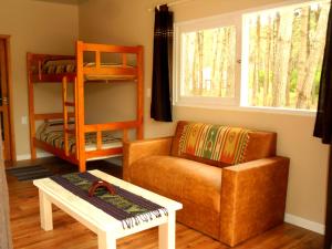 een woonkamer met een bank en een stapelbed bij Pinocha Point Bungalows in La Paloma