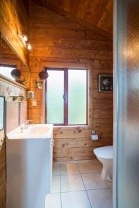 Koupelna v ubytování Ocean View Chalets + 23 fotografií