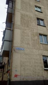 een gebouw met een straatbord aan de zijkant bij 3-комнатная квартира в районе ЖД ВОКЗАЛА in Novokuznetsk