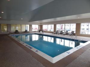 uma grande piscina num grande edifício em Best Western Sault Ste. Marie em Sault Ste. Marie