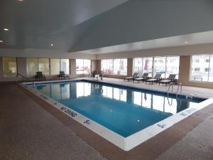 ein großer Pool in einem großen Gebäude in der Unterkunft Best Western Sault Ste. Marie in Sault Ste. Marie