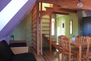 Un comedor con una mesa y una escalera. en Pokoje i Apartamenty u Architekta, en Czarna Góra