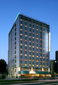 un gran edificio con luces en el lateral en Hotel Lumiere Kasai en Tokio