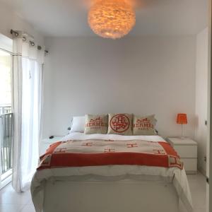 サントロペにあるExclusive Resort Apartment Saint Tropezのベッドルーム1室(ベッド1台、大きな窓付)