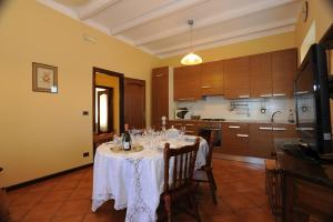 una mesa de comedor con botellas de vino y vasos. en Villa Arvalia Apartment, en Roma