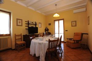 jadalnia ze stołem z krzesłami i telewizorem w obiekcie Villa Arvalia Apartment w Rzymie