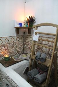 Zimmer mit Etagenbett, Waschbecken und Regal in der Unterkunft Pondok Wisata Pantai Cemara in Mondu
