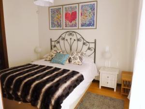 セビリアにあるApartamentos Nazarenoのベッドルーム1室(黒と白のストライプ毛布付きのベッド1台付)
