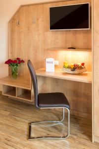 a black chair sitting in front of a desk at Hotel - Restaurant Eberlwirt in Bruckberg