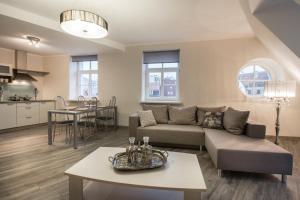 - un salon avec un canapé et une table dans l'établissement Old Riga Dome Square Apartment, à Riga