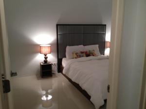 Postel nebo postele na pokoji v ubytování Tumon Bel-Air Serviced Residence