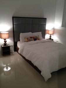 Postel nebo postele na pokoji v ubytování Tumon Bel-Air Serviced Residence