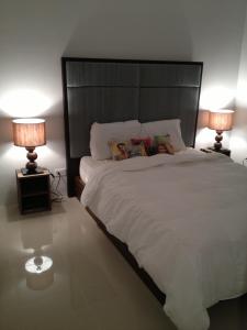 Postel nebo postele na pokoji v ubytování Tumon Bel-Air Serviced Residence