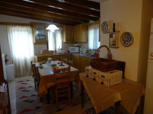 バルテシニコにあるParadosiako Spiti Koursarakouのキッチン(テーブル、椅子付)、キッチン(テーブル、椅子付)