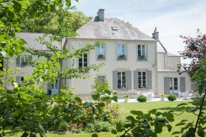 een groot wit huis met een tuin bij Le Petit Matin in Bayeux