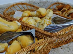 twee manden gevuld met brood en eten op een tafel bij Pousada Maravilha de Paraty in Paraty