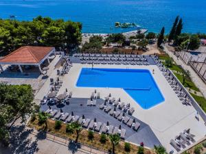 Utsikt mot bassenget på Hotel Medena eller i nærheten