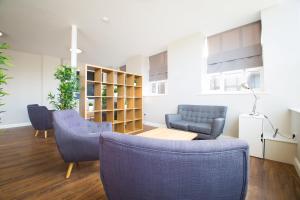 Et opholdsområde på Fox Street Apartments + 8 billeder