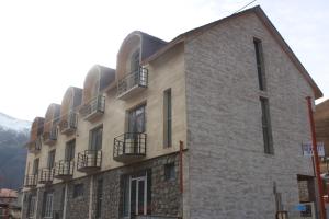 un edificio con balconi sul lato di Hotel Gergeti a Kazbegi