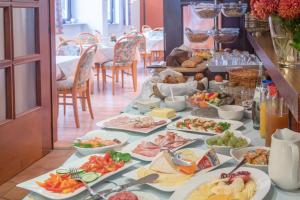 een buffet met eten op een tafel met borden bij Hotel-Barbarossa-Garni bei Hanau in Rodenbach