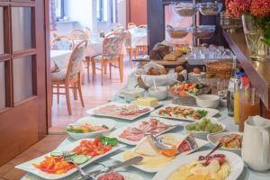 um buffet de comida numa mesa com pratos de comida em Hotel-Barbarossa-Garni bei Hanau em Rodenbach