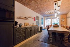a kitchen with a table and a dining room at Erve Toon'boer in Mander