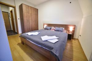 Ένα ή περισσότερα κρεβάτια σε δωμάτιο στο Apartments Pino D'oro