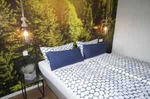 ein Schlafzimmer mit einem weißen Bett und einer grünen Wand in der Unterkunft Hey Spreewald Ferienapartments in Lübben